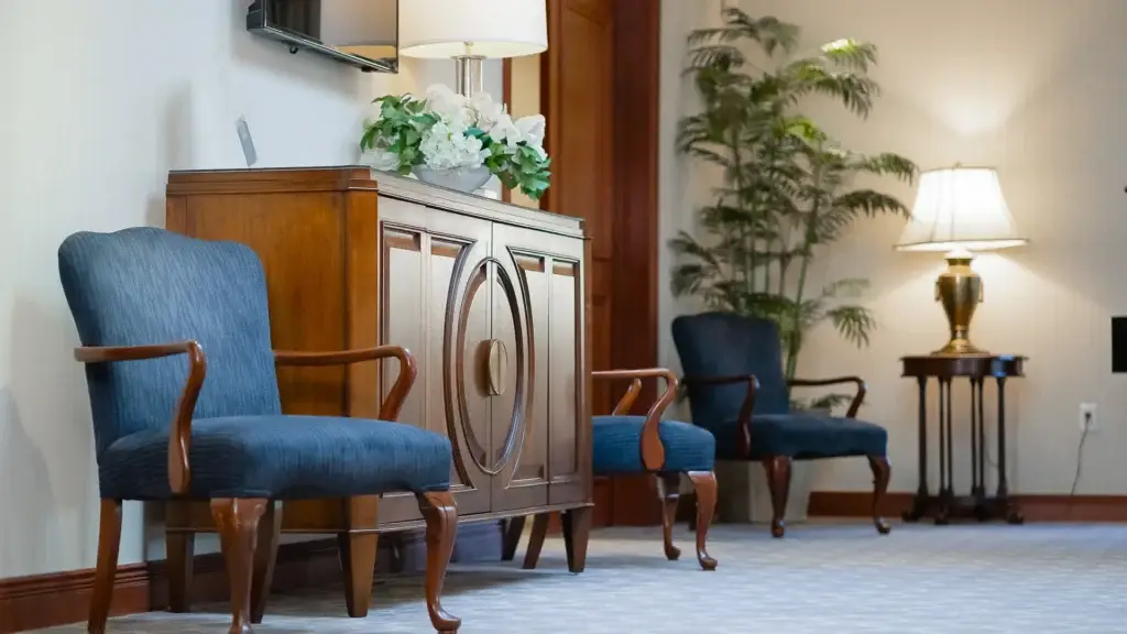 Elegant seating area at Kane Fetterly Funeral Home in Montreal with classic furniture, soft lighting, and floral arrangement