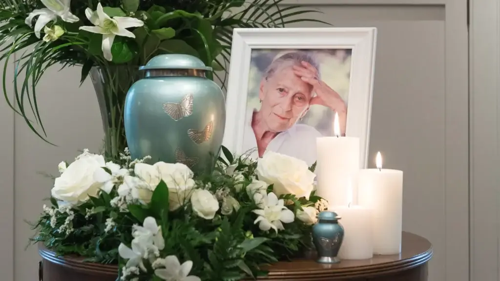 Display of urn, candlelight, and floral arrangement during a memorial service at Kane Fetterly Funeral Home in Montreal, reflecting dignity, remembrance, and compassionate care.